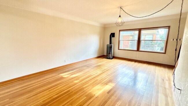 Photo - Modern Comfort in the Heart of Hosford Abernethy!