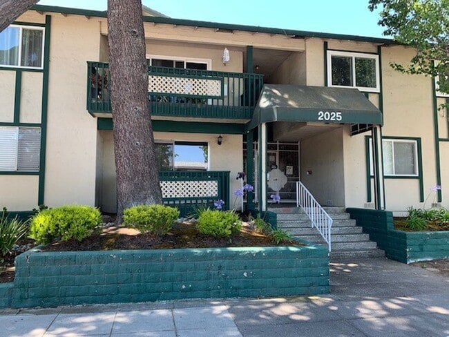 Building Photo - Bright Updated 2 Bedroom 1 Bath Mountain View End-Unit Condo Unit 24