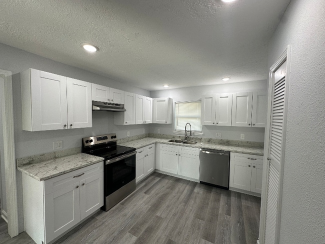 Building Photo - 215 Birch St