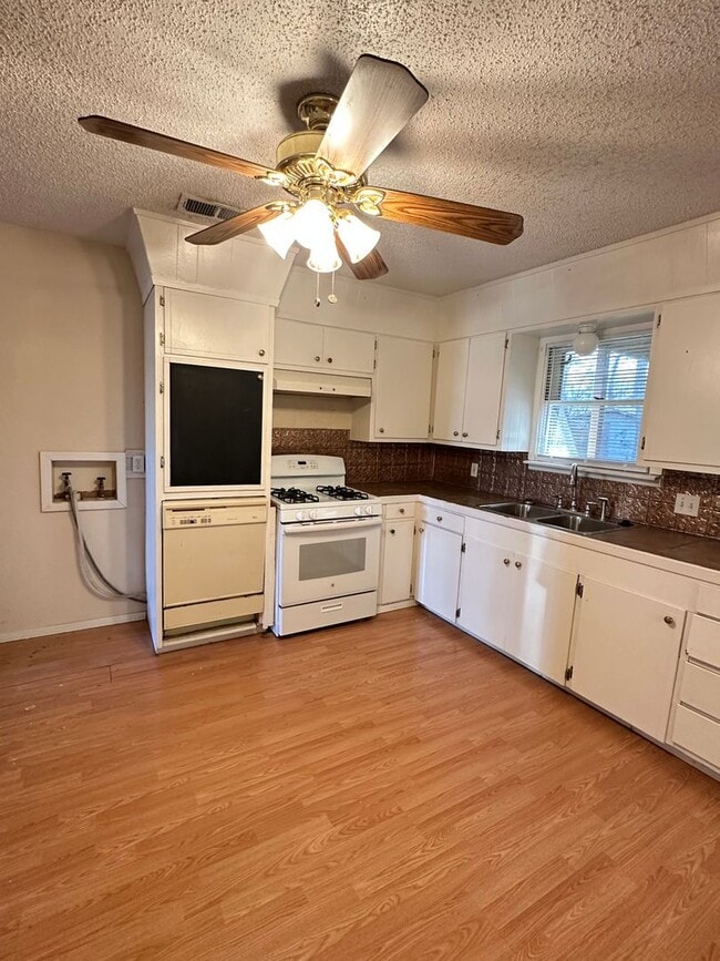 Photo - 3/2 with huge backyard and bonus living room