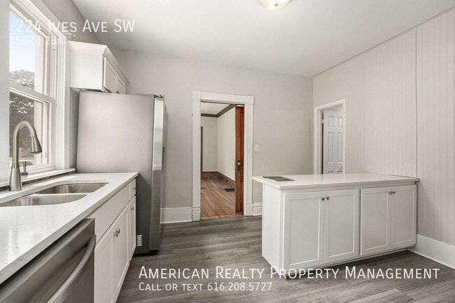 Photo - 224 Ives Ave SW