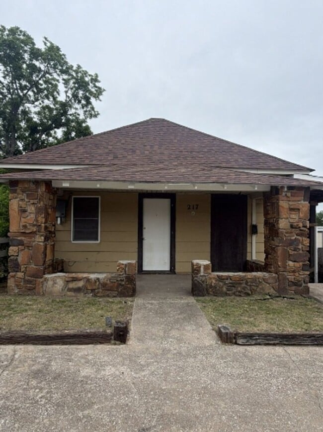Building Photo - 217 N Wilson Ave Unit A