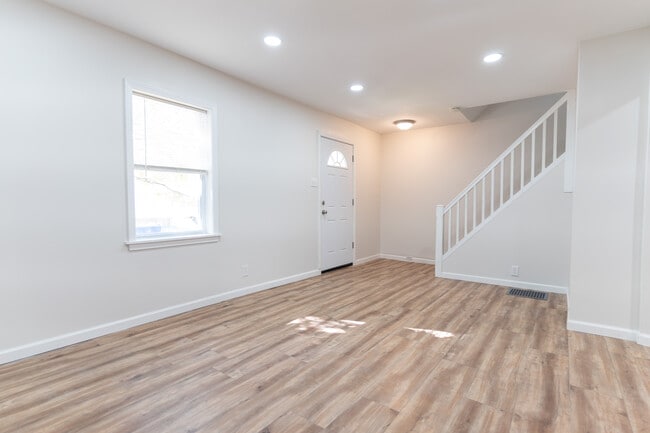 Building Photo - 920 Macadam St