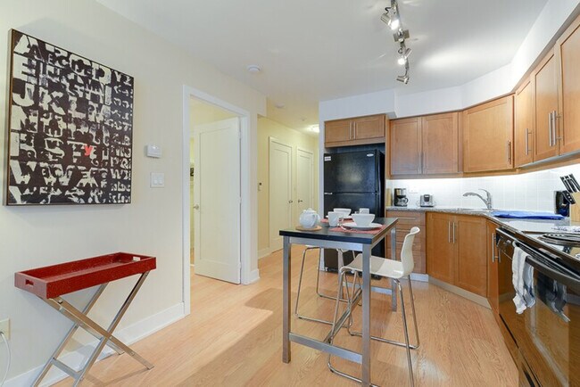 Photo - 348 Wellington St W Unité ID1034873P