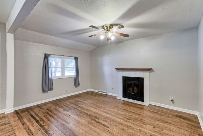 Building Photo - Students Welcome! 3 Bed / 1.5 Bath Ranch Near CSU – Large Fenced Yard | Pets Welcome