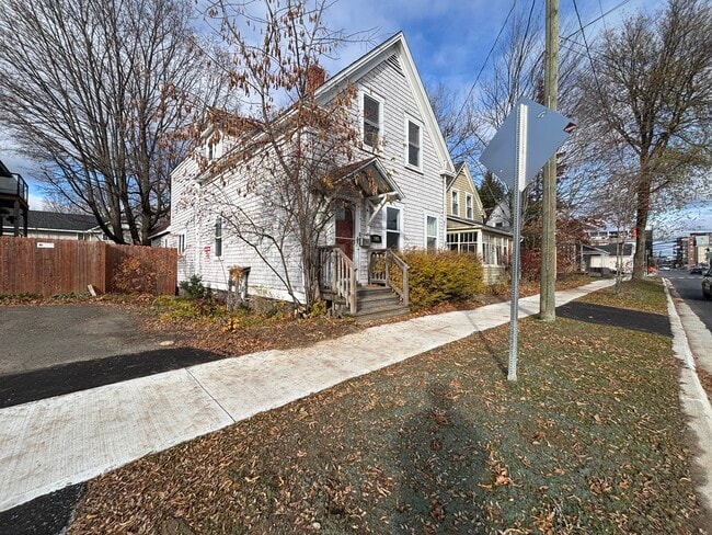 Building Photo - 3 Bedroom 2 Bath House Unit 1