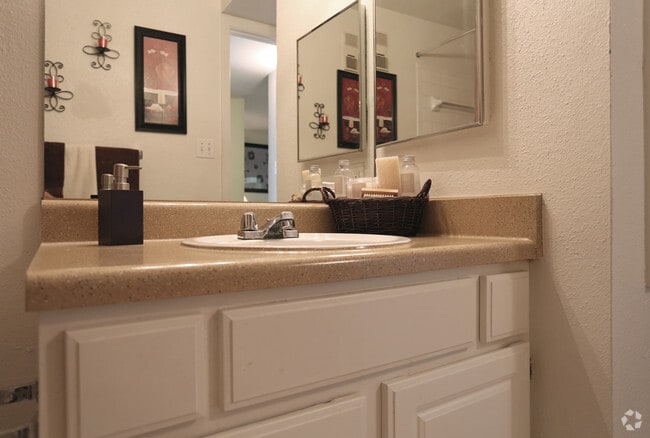 Plano, 1ba- 614 sf- cuarto de baño - Rockridge Park Apartments