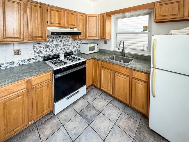 Building Photo - 47 Columbia Ave Unit 2