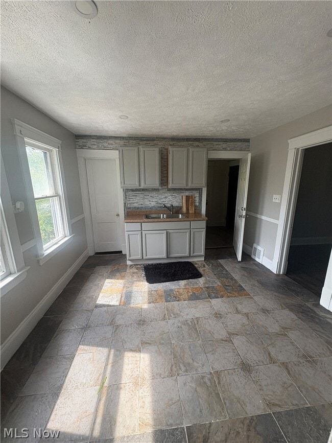 2926 E 123rd St Unit Lower