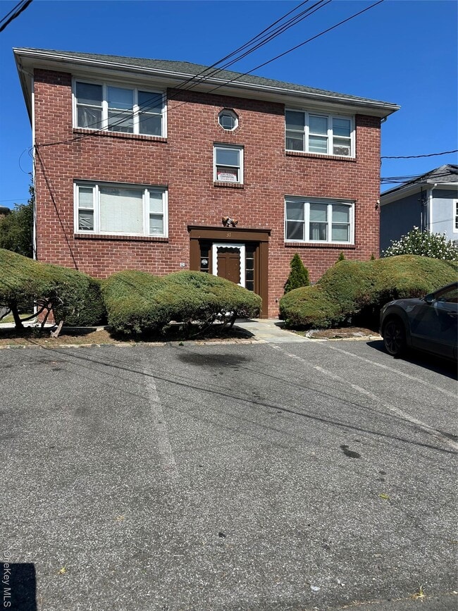 Building Photo - 31 N Hillside Ave Unit 1.S Rental