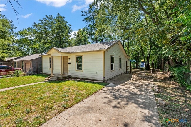 Photo - 906 Attas Ave