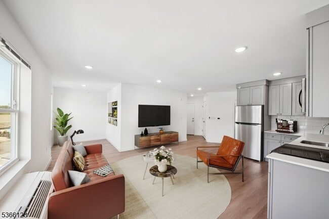 Building Photo - 369 18th Ave Unit 404