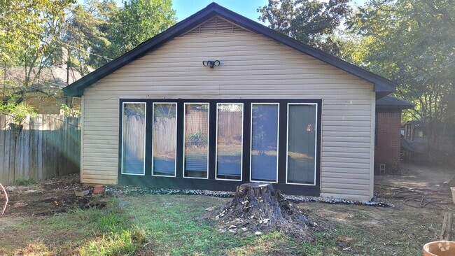 Building Photo - Adorable Bungalow in the heart of Memphis Rental