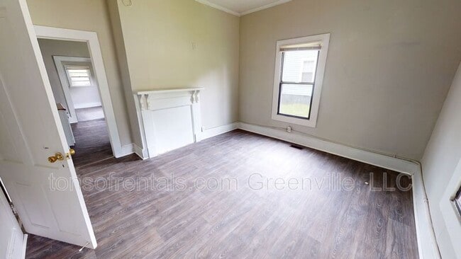 Photo - 579 Saxon Ave