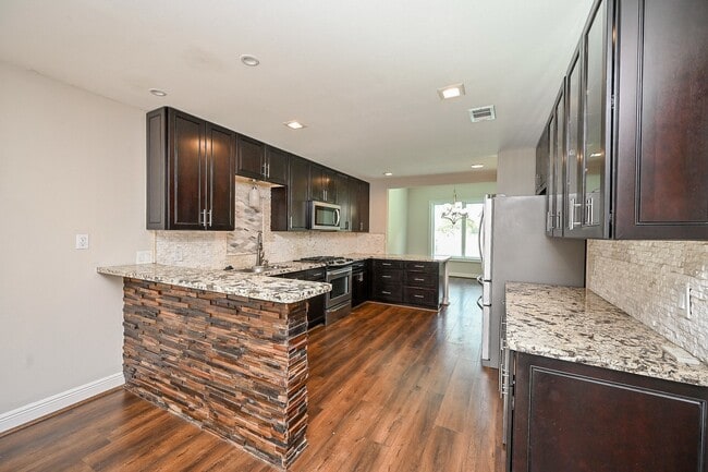 Photo - 414 Fox Briar Ln