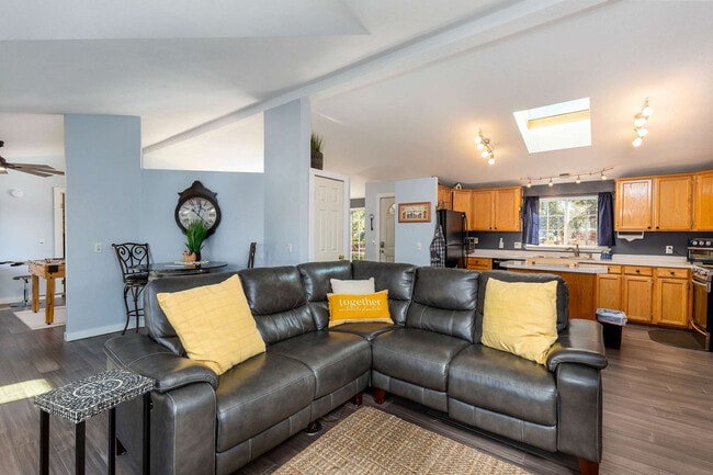 Building Photo - 60289 Cinder Butte Rd Unit ID1331001P