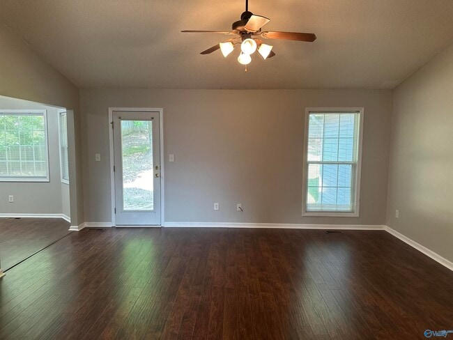 Photo - 196 Hollington Dr NE