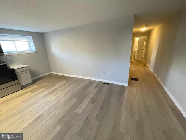 Building Photo - 3500 Ainslie St Unit 1F