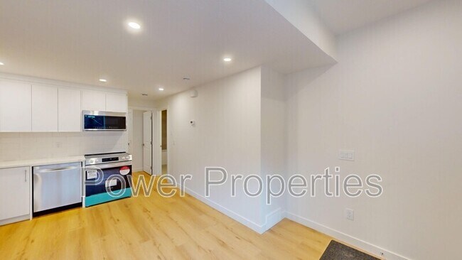 Photo - 2004 33 St SW