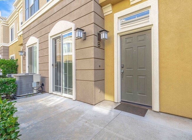 Photo - Stunning Upgraded Tri-Level Condo in South Coast Metro’s Exclusive Vantage Community