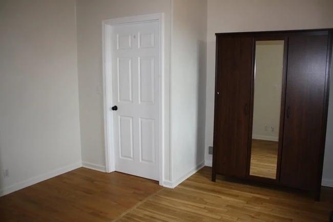 Photo - 221 E 10th St