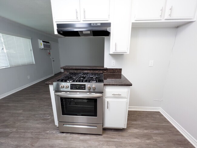 Photo - Granada Court Apartments