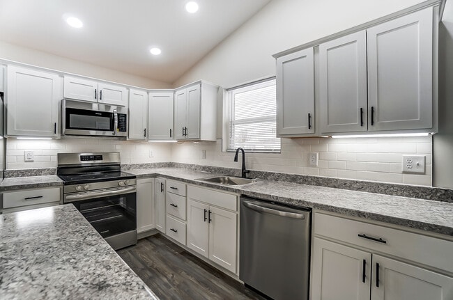 1432 W Elm St