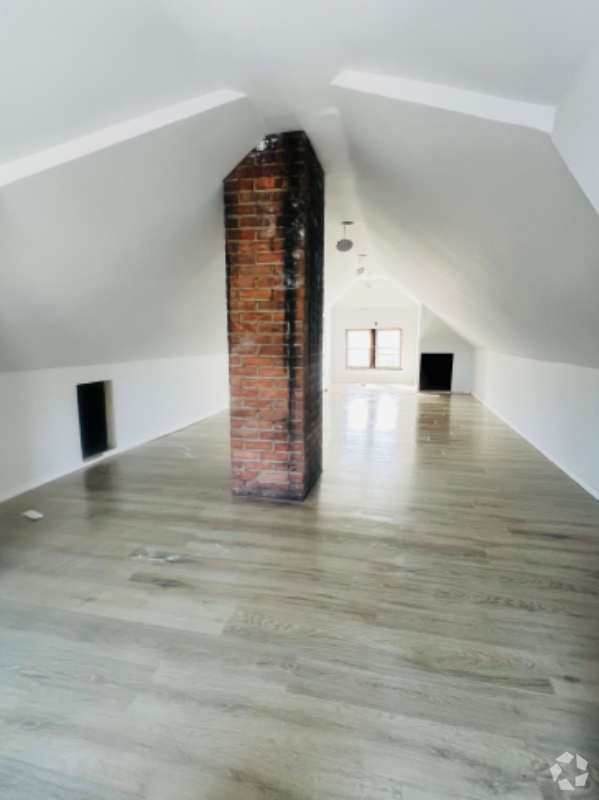 Building Photo - 8310 Bryden St Unit Upper Rental