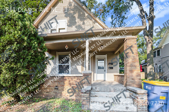 Photo - 811 Clancy Ave NE House