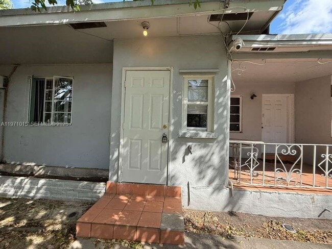 Building Photo - 1751 NW 29th St Unit H