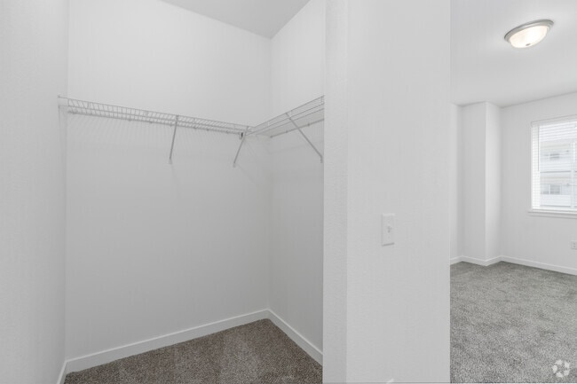 2BR, 2BA - 1,012SF - Walk-In Closet