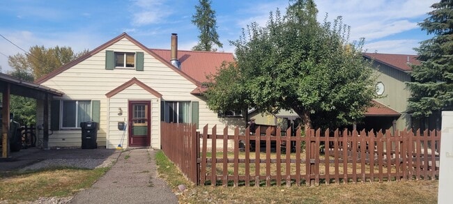 Adorable 2 bedroom charming home on Whitef... - Adorable 2 bedroom charming home on Whitef...