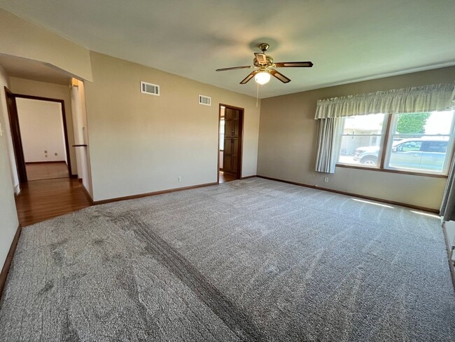 Photo - East Side 2 Bed/2 Bath w/ Bonus Room!