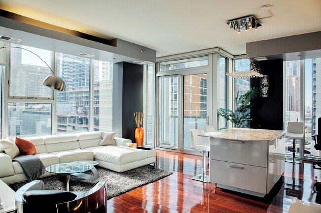 Photo - 550 N Saint Clair St