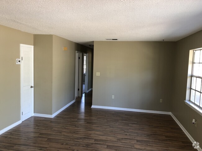 Building Photo - MOVE IN SPECIAL!!  3 Bed 1 Bath Home Avail...