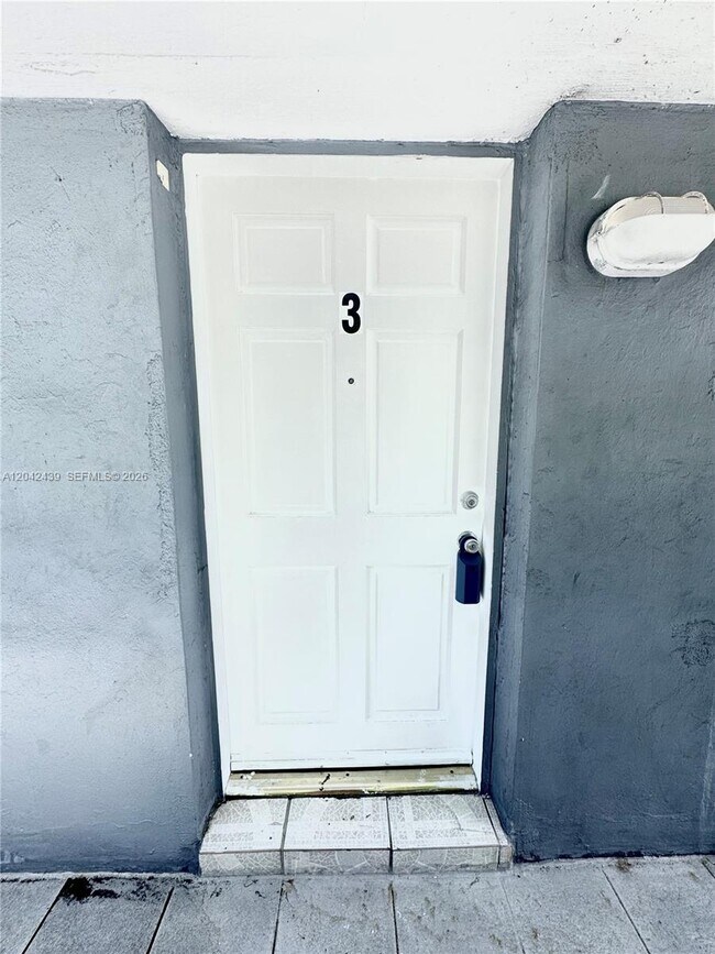 2732 SW 22nd St Unit 3