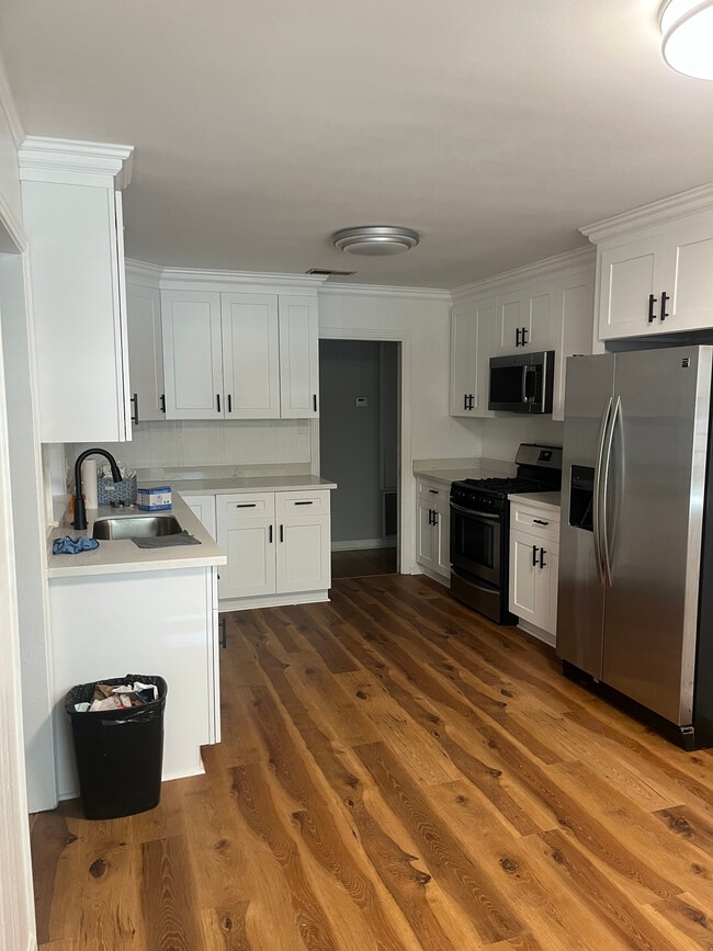 Kitchen - 104 Shady Oaks Dr