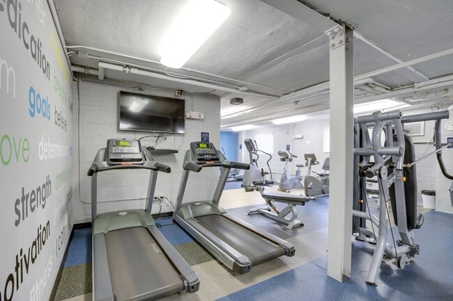 Gimnasio con cintas de correr en Mason Hall en Alexandria, VA 22314