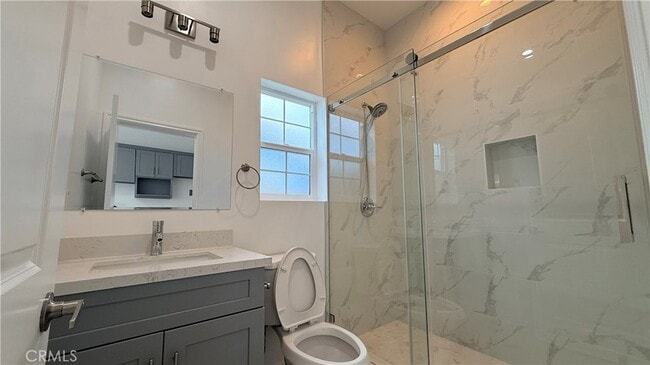 Photo - 656 E I St
