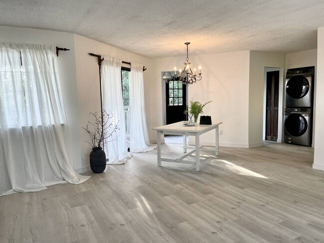 Photo - 2133 Sperling Av