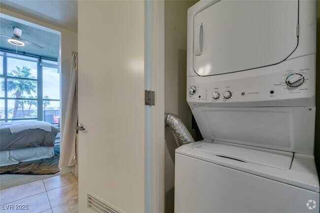 Building Photo - 353 E Bonneville Ave Unit 343 Rental