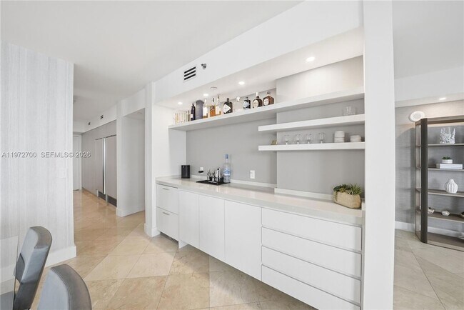 5801 Collins Ave Unit 700