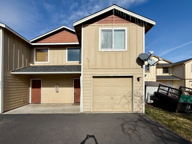 Photo - SCHEDULE A TOUR TO VIEW THIS SPACIOUS TOWNHOME IN REDMOND!!