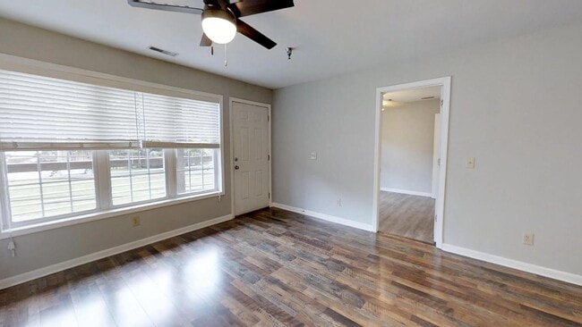 Photo - 1555 W King St