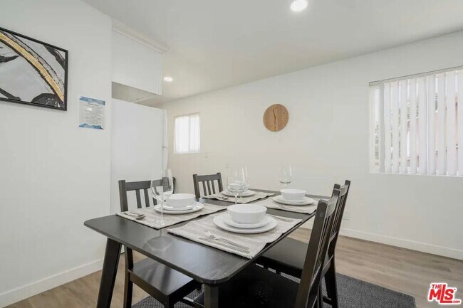 2417 S Budlong Ave Unit 4
