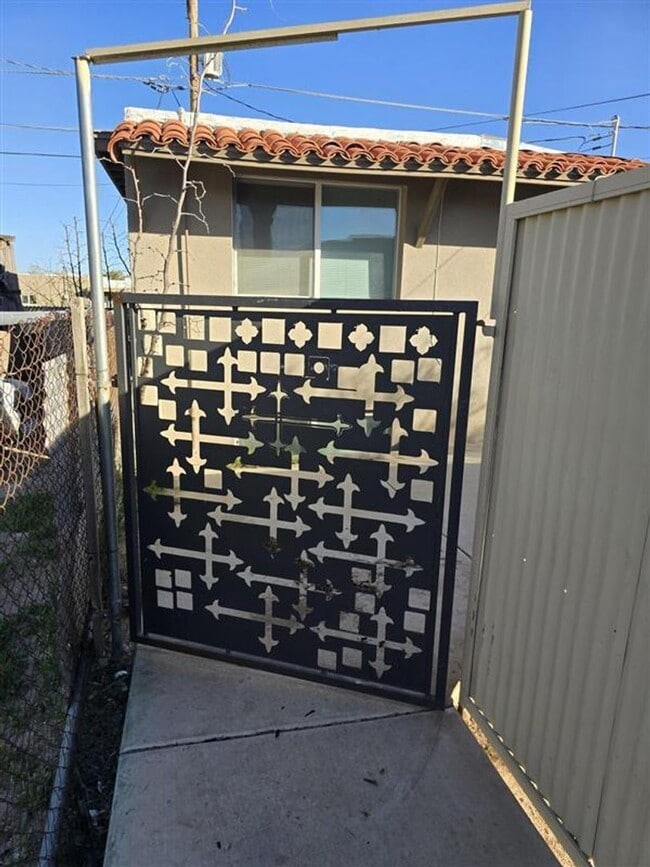 Building Photo - 332 W Illinois St Unit 3