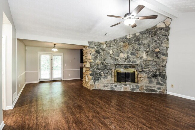 Photo - 897 Raintree Ct SE