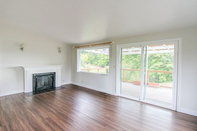 Photo - 970 Cascade Dr NW