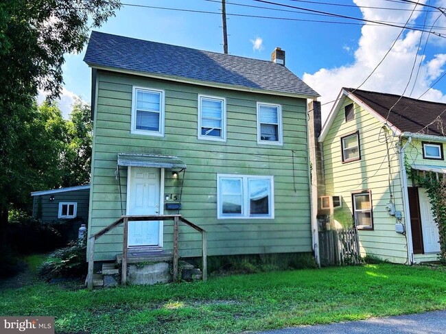 Building Photo - 15 E 4th St Rental