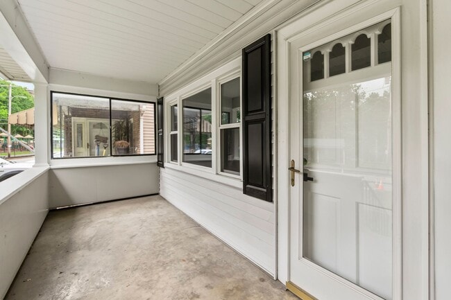 Photo - AVAILABLE NOW! Don't miss this amazing 3-bedroom with a RIVERFRONT view in Brackenridge!